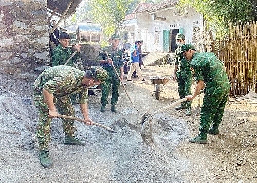 Cán bộ, đoàn viên Chi đoàn Đồn Biên phòng Ngọc Côn tham gia giúp nhân dân di dời chuồng gia súc ra khỏi gầm sàn nhà ở tại xóm Nà Thoang, xã Ngọc Khê (Trùng Khánh). Ảnh: Báo Cao Bằng.