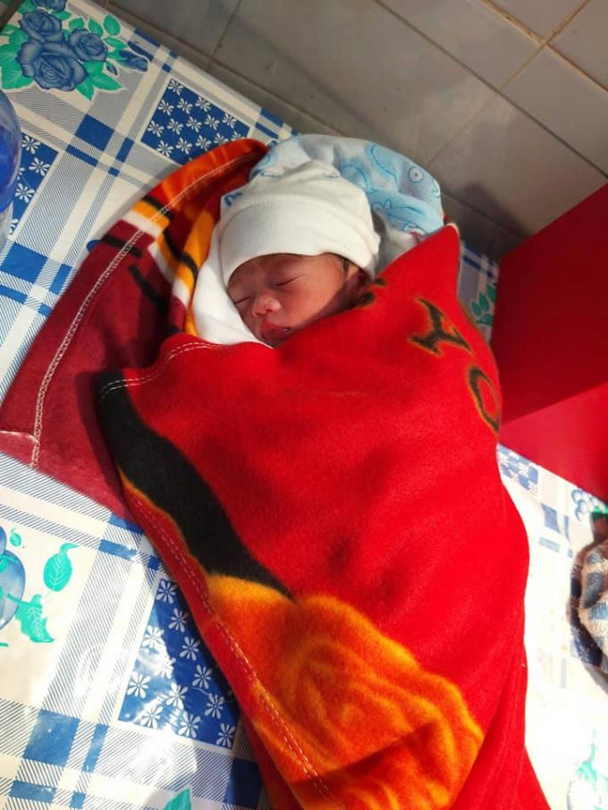 Bé gái được phát hiện trước nhà ông Anh.