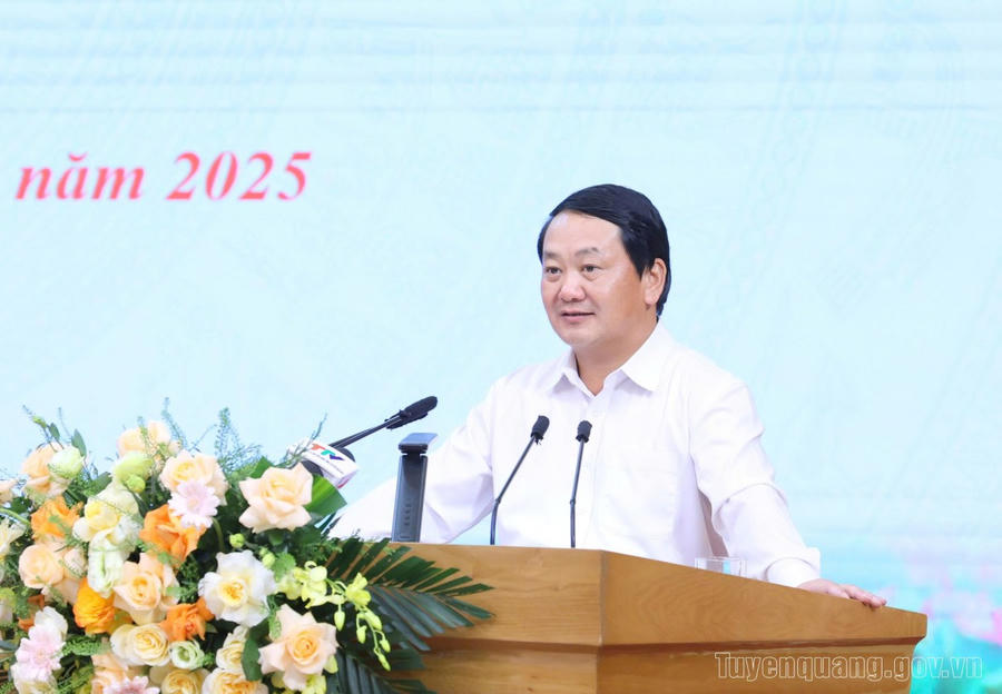 Đồng chí Bí thư Tỉnh ủy Hầu A Lềnh phát biểu chỉ đạo tại hội nghị.