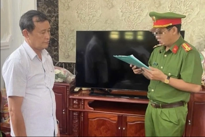 Cơ quan chức năng tống đạt quyết định khởi tố ông Huỳnh Thế Giới (Ảnh: Công an cung cấp).