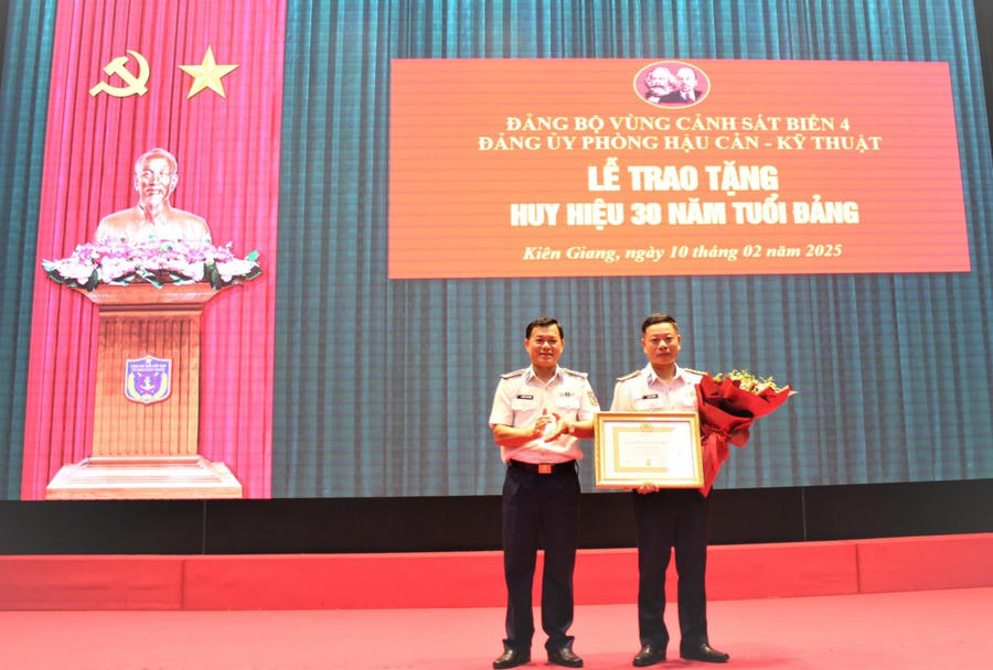 Đại tá Nguyễn Thái Dương, Ủy viên Ban Thường vụ Đảng ủy, Phó Chính ủy BTL Vùng Cảnh sát biển 4 tặng hoa chúc mừng đồng chí Phan Duy Cường