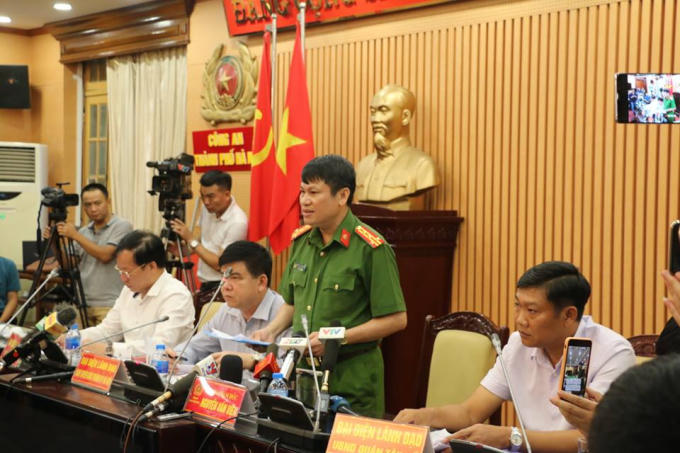 Đại t&aacute; Nguyễn Văn Viện, Ph&oacute; GĐ c&ocirc;ng an TP H&agrave; Nội th&ocirc;ng tin: Khoảng 23h10&rsquo; đ&ecirc;m qua, 16/9, CA Quận T&acirc;y Hồ nhận được tin b&aacute;o từ Bệnh viện Tim tiếp nhận bệnh nh&acirc;n Ho&agrave;ng Nhật Minh (SN 1990) tr&uacute; ở Việt Hưng, Long Bi&ecirc;n; Tống Xu&acirc;n B&igrave;nh (SN 1989) tr&uacute; ở quận L&ecirc; Ch&acirc;n, Hải Ph&ograve;ng trong t&igrave;nh trạng tim ngừng đập.  Tr&ecirc;n cơ sở đ&oacute;, C&ocirc;ng an TP đ&atilde; tổ chức r&agrave; so&aacute;t v&agrave; xử l&yacute; th&ocirc;ng tin vụ việc. C&ugrave;ng thời điểm tr&ecirc;n, tại viện E v&agrave; viện Bạch Mai cũng c&oacute; một số nạn nh&acirc;n nhập viện với t&igrave;nh trạng nguy kịch.  C&aacute;c bệnh nh&acirc;n gồm: Nguyễn Ho&agrave;ng Dương (SN 1991), Nguyễn Thị Tuyết (SN 1996, tr&uacute; ở TP Sơn La); Ho&agrave;ng Thanh T&ugrave;ng (SN 1992, ở quận Đống Đa, HN); Nguyễn Trường Trinh (ở Cao Bằng).