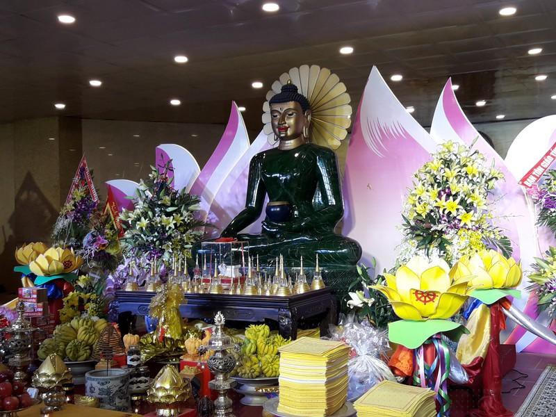 Tượng Phật Ngọc hòa bình thế giới được cung nghinh về chùa Đại Tuệ vào năm 2017.