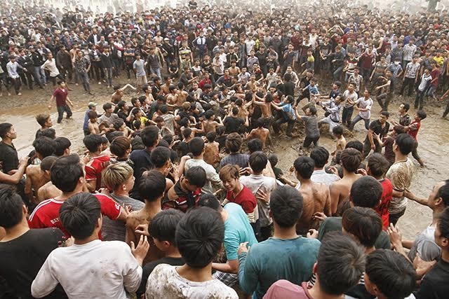 Hàng nghìn thanh niên trai tráng đã có mặt để cướp phết. Ảnh: NT