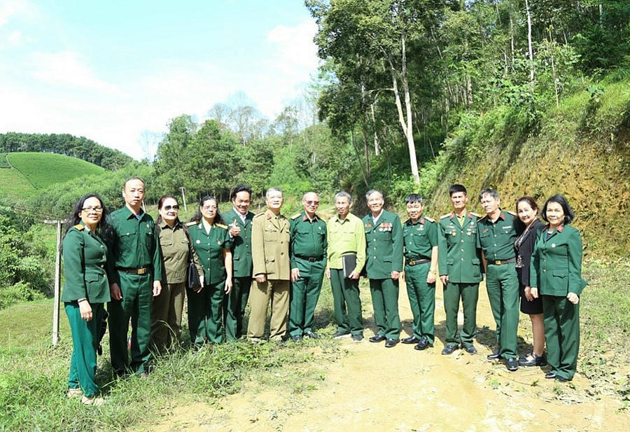 Các hội viên Hội cựu chiến binh phường Cát Dài, quận Lê Chân, thành phố Hải Phòng về thăm 25,1ha rừng phòng hộ của ông Phùng Đức Sáu.