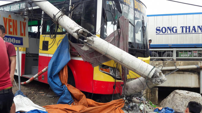 Chiếc cột điện bị  gãy gập sau vụ tai nạn.