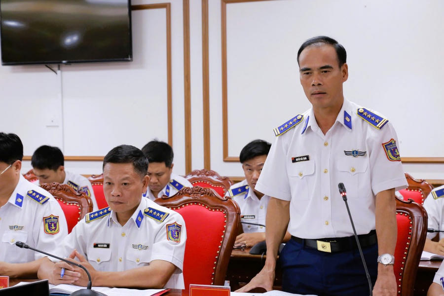 Đại tá Nguyễn Văn Tranh - Phó Tư lệnh Pháp luật Bộ Tư lệnh Vùng Cảnh sát biển 4 phát biểu ý kiến tại Hội nghị