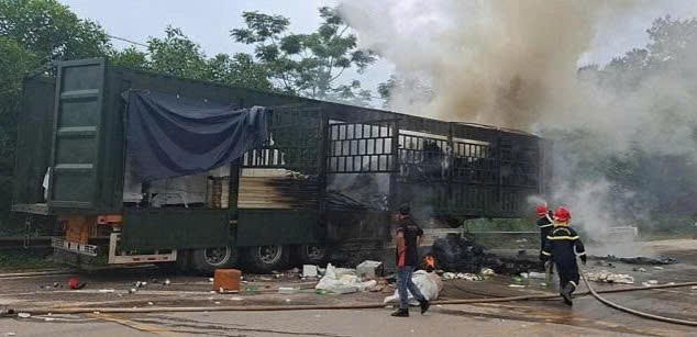 Cháy xe đầu kéo ở Lạng Sơn, lộ hơn 2,7 tấn xúc xích không rõ nguồn gốc