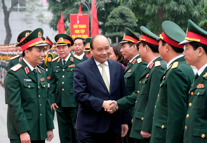 Thủ Tướng thăm, kiểm tra c&ocirc;ng t&aacute;c ứng trực tại Bộ Tư lệnh Thủ đ&ocirc;