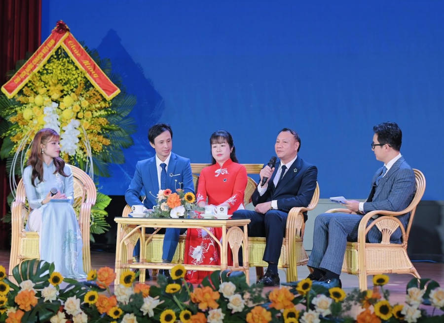 Các nhà giáo chia sẻ những câu chuyện tại chương trình. (Ảnh: moet.gov.vn)