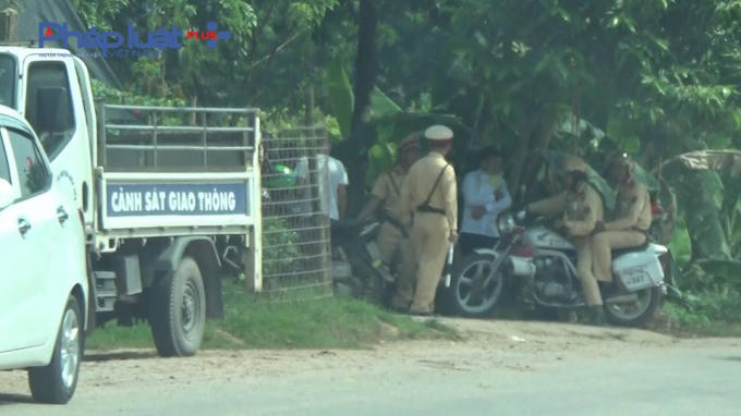 Rất nhiều CSGT Công an huyện Hiệp Hòa có mặt tại tổ công tác này nhưng chỉ xử lý xe tải nhỏ, xe máy bỏ qua xe cơi nới thành thùng.