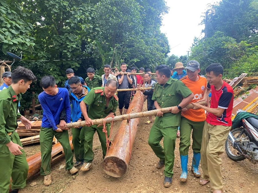 Đoàn cơ sở Công an huyện Vân Hồ hỗ trợ nhân dân tháo dỡ nhà, vận chuyển nguyên vật liệu, dựng nhà tại bản Tà Phù về nơi tái định cư Pu Nhay, xã Liên Hòa.