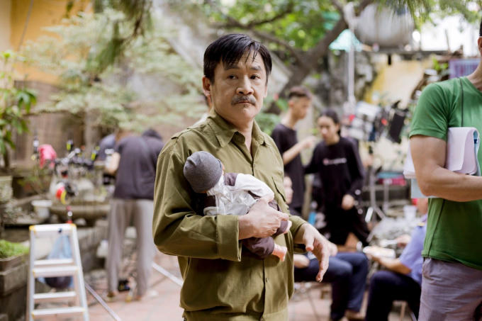 Ông nội – diễn viên Thanh Dương với ước mơ lớn lao: biến cháu thành vĩ nhân nên suýt bị một thành viên khác trong xóm trọ “mút mắt”.