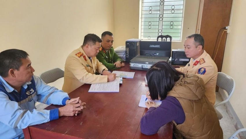 Công an xã Yên Kỳ phối hợp với lực lượng CSGT làm việc với người vi phạm. Ảnh: CA
