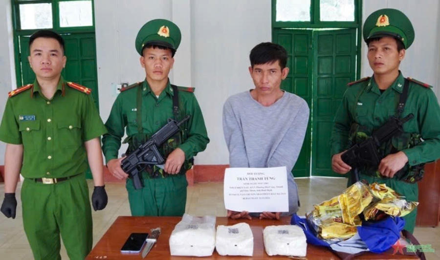 Đối tượng Tùng bị tổ liên ngành bắt giữ với 3kg ma tuý tang vật. Ảnh: Biên phòng tỉnh Kon Tum