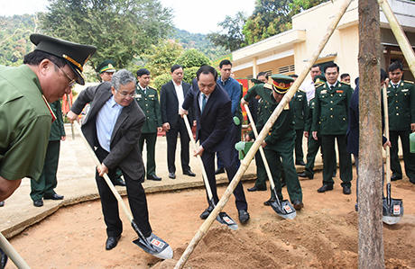 Chủ tịch nước trồng cây lưu niệm tại đồn biên phòng Rờ Kơi.