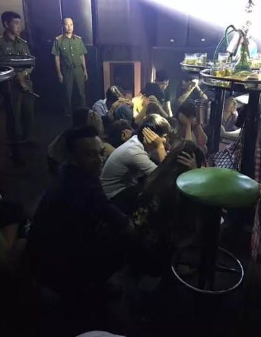 Đột k&iacute;ch qu&aacute;n bar Diamond, h&agrave;ng trăm thanh ni&ecirc;n quay cuồng trong tiếng nhạc