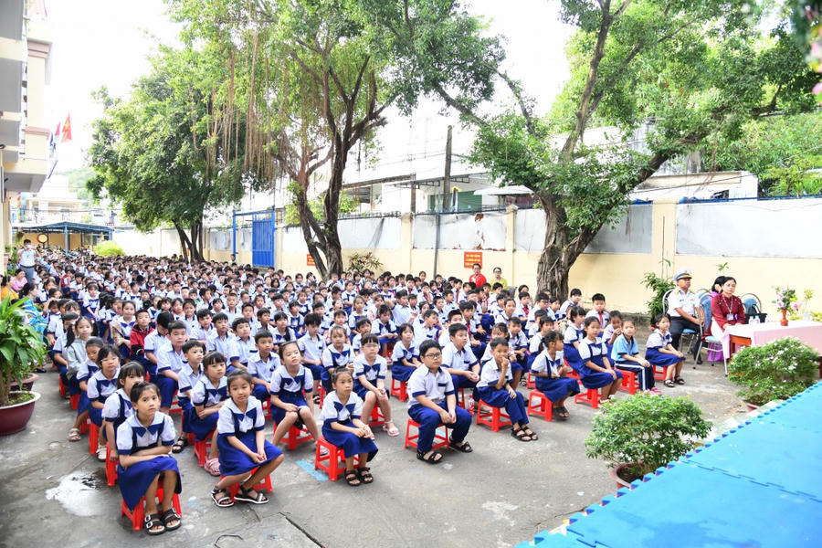 Thầy cô giáo cùng các em học sinh tham dự chương trình