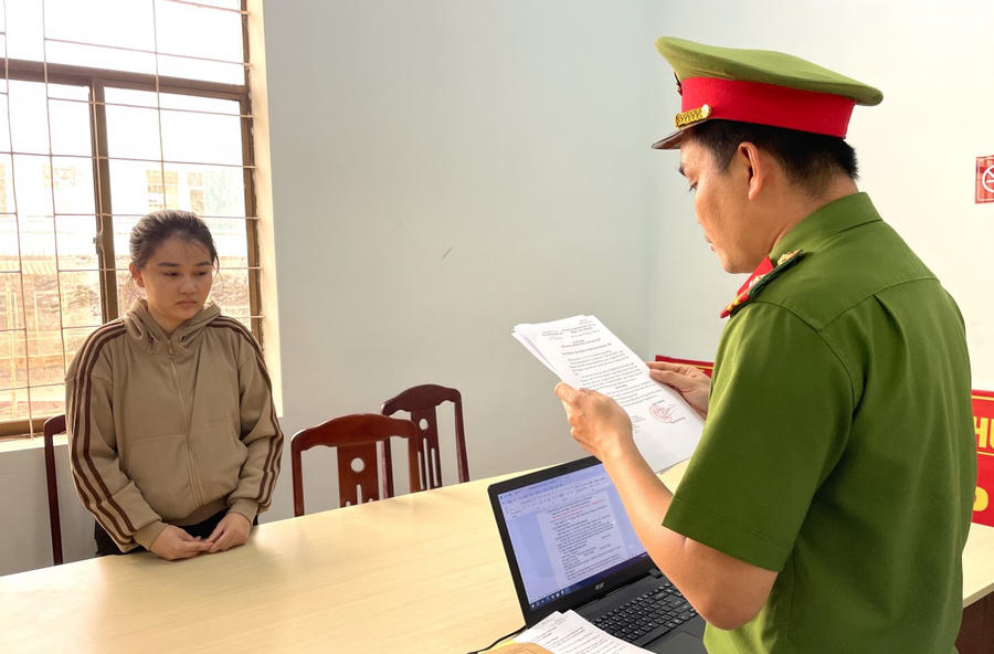 Lực lượng Công an tống đạt quyết định khởi tố đối với Dương Thị Ngân Tuyền.