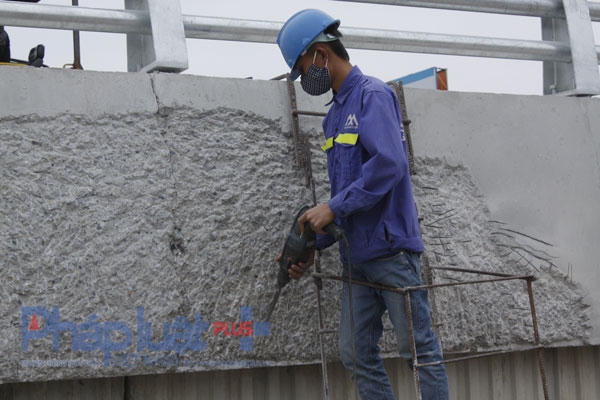 Một số hạng mục do bị lỗi nên công nhân phải chỉnh sửa lại.