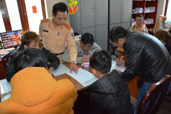 Nhóm thanh niên tại cơ quan chức năng.