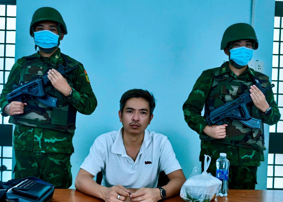 Mỗi cọc tiền gồm 100 tờ mệnh giá 100USD, tổng cộng số tiền 80.000 USD