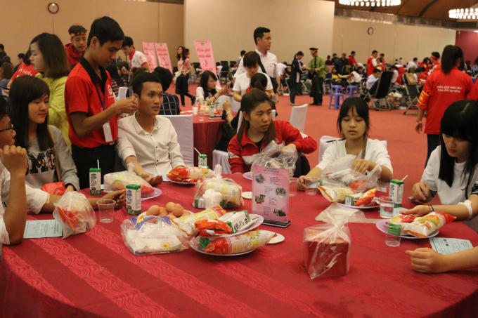 Sau khi hiến máu, mỗi bạn tham gia hiến máu sẽ được một phần ăn nhẹ để nhanh chóng lấy lại sức lực sau khi hiến máu.