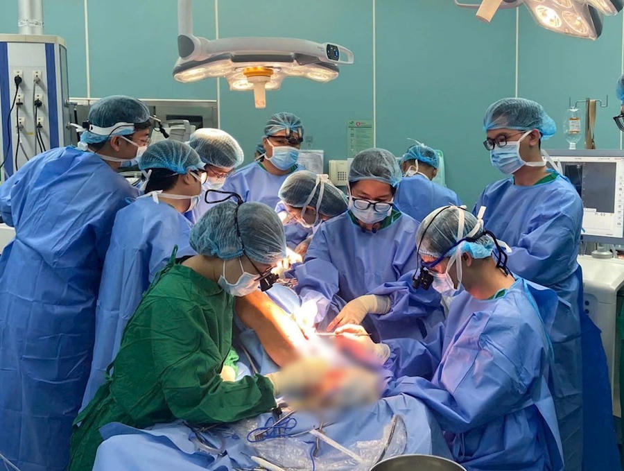 Các bác sĩ tiến hành phẫu thuật cho bệnh nhân (Ảnh: Bệnh viện cung cấp).