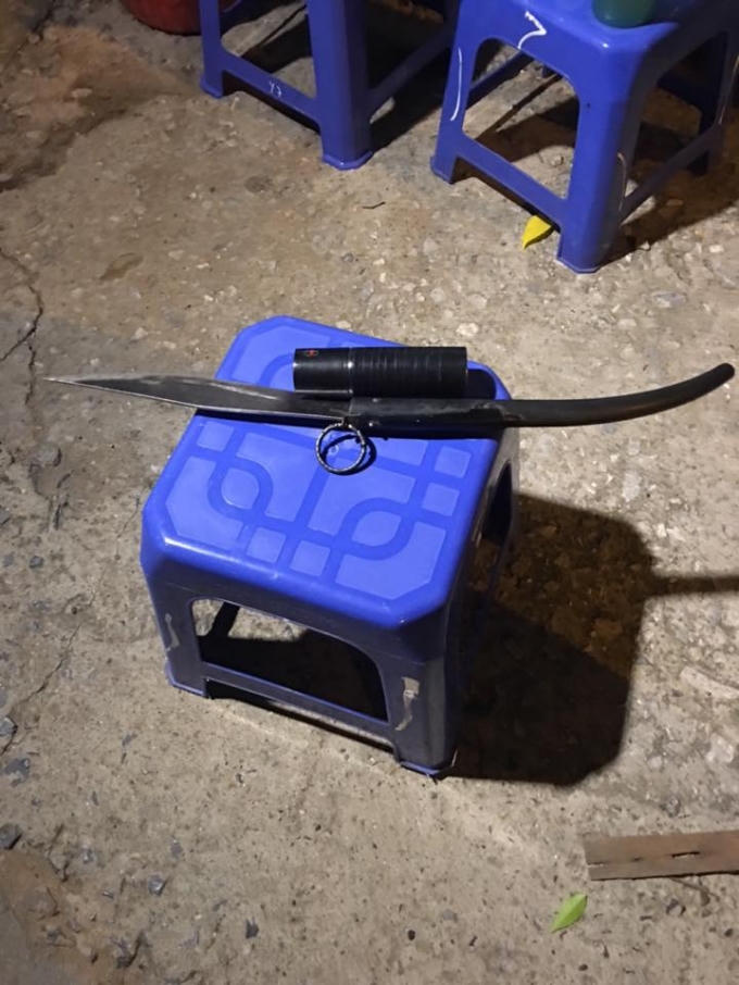 Dao gắn đầu phóng cùng bình xịt hơi cay tại chốt.