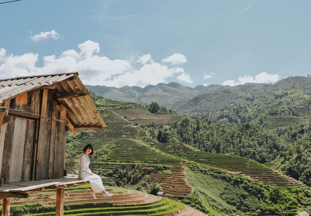 La Pán Tẩn là nơi có nhiều ruộng bậc thang nhất ở Mù Cang Chải với 700 ha ruộng bậc thang. Nơi đây nổi tiếng bởi những thửa ruộng bậc thang xếp tầng, xếp lớp trải rộng khắp quả đồi, đặc biệt có những con đường dốc nhìn như những “mâm xôi vàng” đẹp tựa vân tay của trời. Đường lên đây khá khó đi vì dốc cao mà đường thì lại nhỏ và ngoằn ngoèo. 