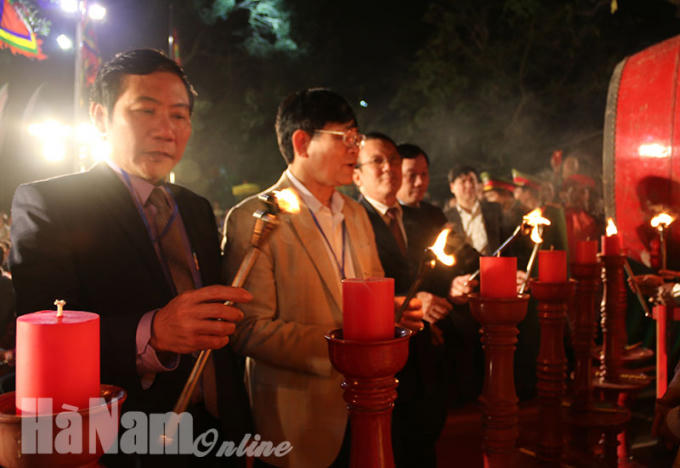 Nghi thức dâng hương và thắp nến tại lễ hội.