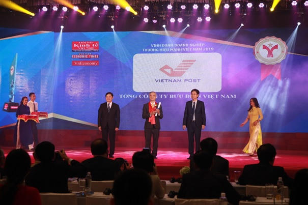 Anh Phan Trọng Lê – Trưởng Ban Nghiên cứu phát triển và Thương hiệu – Đại diện cho Bưu điện Việt Nam lên nhận cúp Thương hiệu mạnh Việt Nam của Ban Tổ chức.