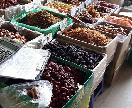 Ô mai với màu xanh, đỏ, tím, vàng… được đựng trong khay, chậu bày bán tại chợ Đồng Xuân không có ngày sản xuất, hạn sử dụng.