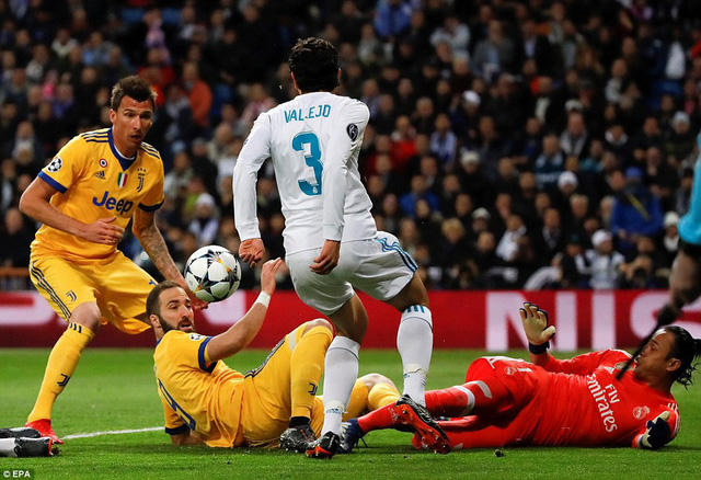 Mandzukic lập cú đúp cho Juventus chỉ sau 37 phút thi đấu.