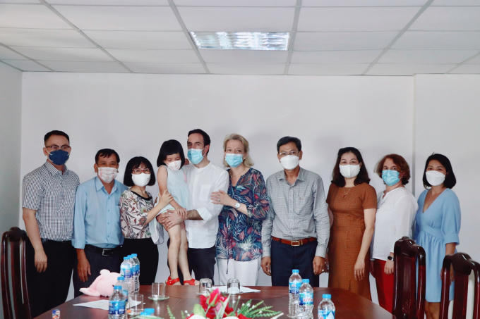 Gia đình ông De La Selle, Amaury, Jean, Edwige, Henri, Marie cùng bà Vilain Ép, De La Selle, Caroline, Anne, Bénédicte, Marie quốc tịch Pháp nhận nuôi bé Lê Hoàng Yến.