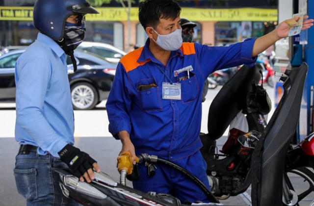 Giá xăng giảm 40 – 80 đồng mỗi lít