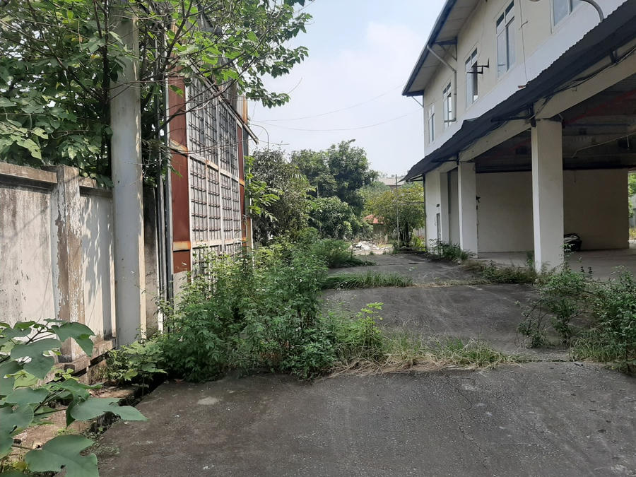 Nhiều hạng mục đã xuống cấp, cỏ mọc um tùm...