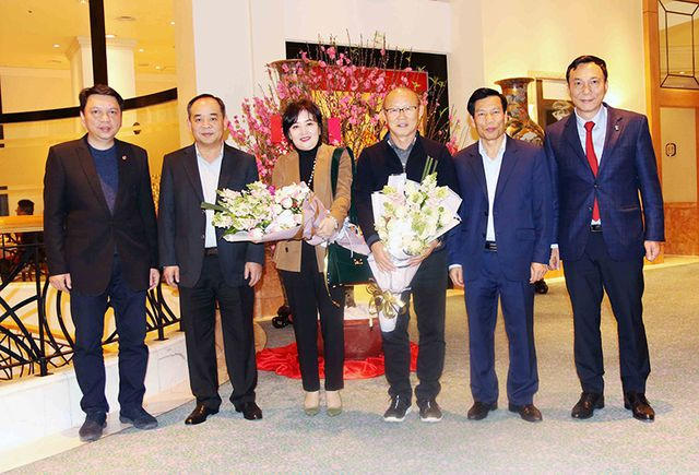 HLV Park Hang Seo nhận quà từ Thủ tướng trước khi về nước ăn Tết