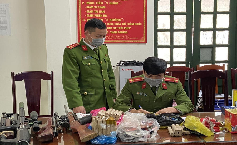 Công an huyện Cẩm Thủy vận động nhân dân giao nộp vũ khí, vật liệu nổ, công cụ hỗ trợ, pháo và đồ chơi nguy hiểm