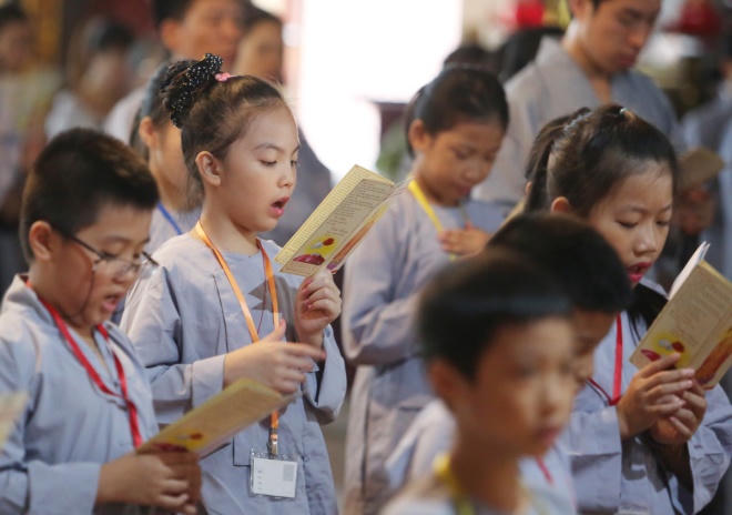 Các Phật tử nhỏ tuổi tham gia lễ Vu Lan báo hiếu (Ảnh: giainhan)