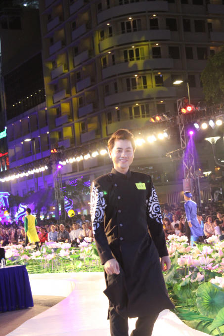 Vẻ mặc điển trai của nam thí sinh kết hợp với sự lịch lãm của chiếc áo dài màu đen độc đáo.