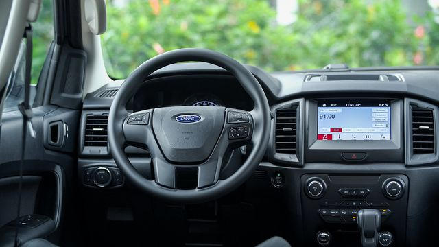 Ford Everest Ambiente - Bạn đồng hành lý tưởng trên mọi nẻo đường