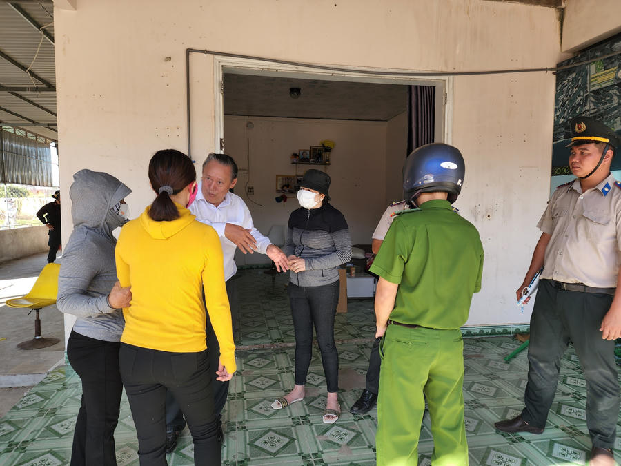 Ông Nguyễn Văn Hạnh Chi Cục trưởng Chi cục THADS huyện Xuyên Mộc chỉ đạo tại hiện trường.