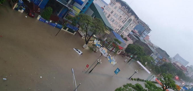 Khu vực nước đã ngập tới quá đầu gối. Hình ảnh được ghi nhận gần Công an Thành phố. Ảnh Tuấn Điện