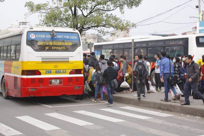 Tại bến xe Giáp Bát, số lượng người đổ về không kém bến xe Mỹ Đình. Ảnh: Như Trường.