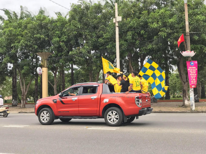 Người hâm mộ Nghệ An diễu hành đón các cầu thủ trẻ sau một năm gặt hái nhiều thành công.