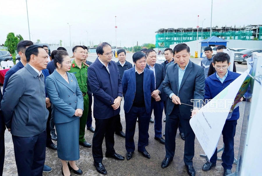 Bí thư Tỉnh ủy và Đoàn công tác kiểm tra tiến độ thực hiện Cụm công nghiệp Hạnh Phúc - Xuân Phương trên địa bàn xã Phú Bình. Dự án có quy mô 73,8 ha, tổng mức đầu tư 973 tỷ đồng, dự kiến hoàn thành trong năm 2025.