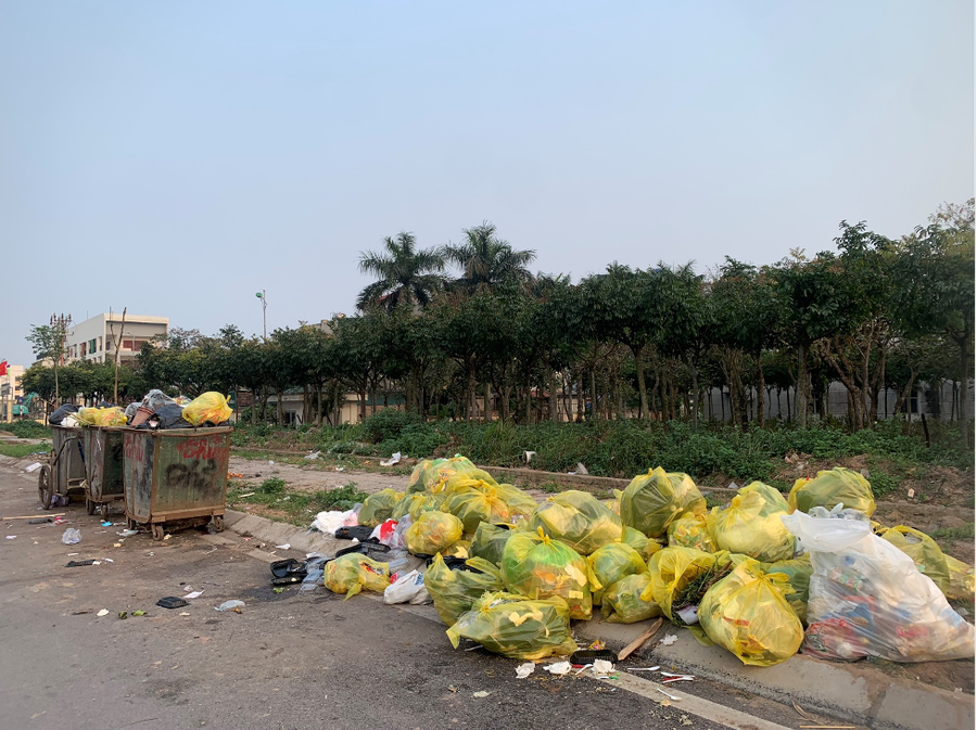 Rác thải sinh hoạt được chất đống trên vỉa hè gây mất mỹ quan.