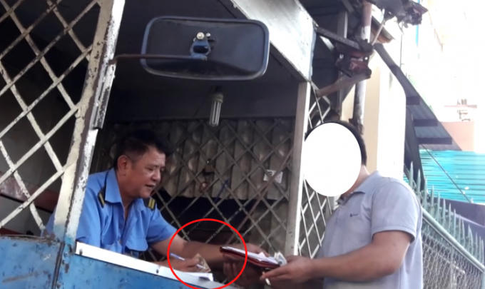 Như thường lệ các nhà xe phải đưa cho bảo vệ cổng bến xe một khoản tiền nhất định mỗi khi trình giấy tờ tại đây.