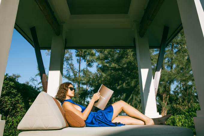 Phương Mai khoe vòng 1 bốc lửa bên bờ biển